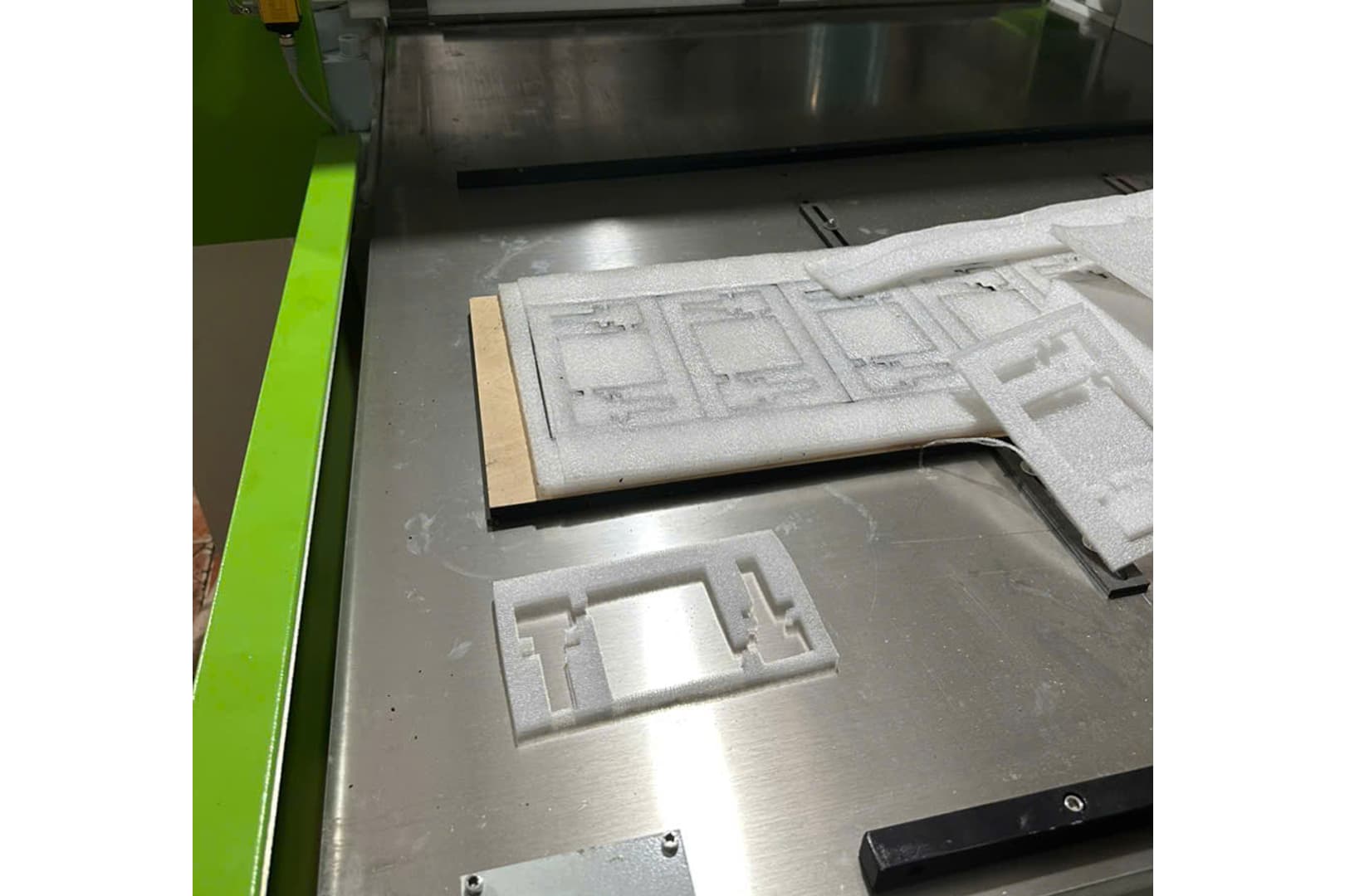 Ảnh: xốp foam định hình linh kiện điện tử